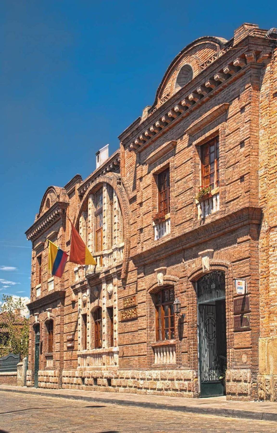 Victoria Hotel 4*
